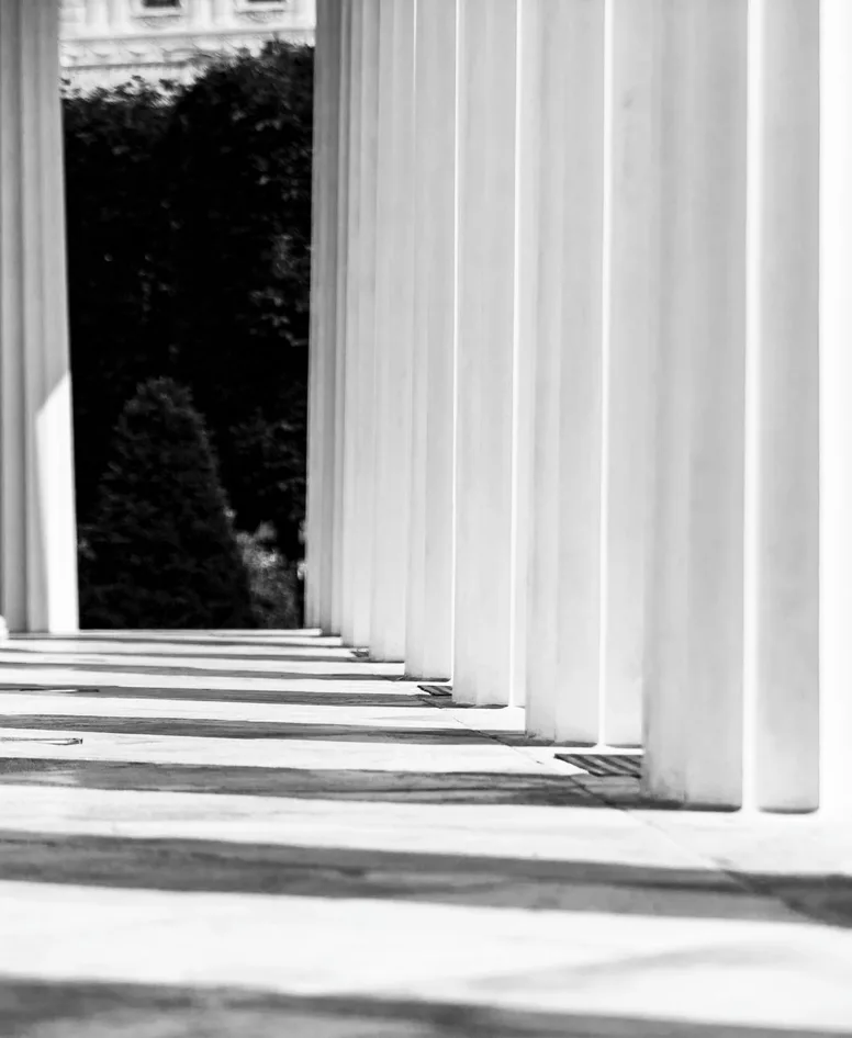 Colonnade en noir et blanc